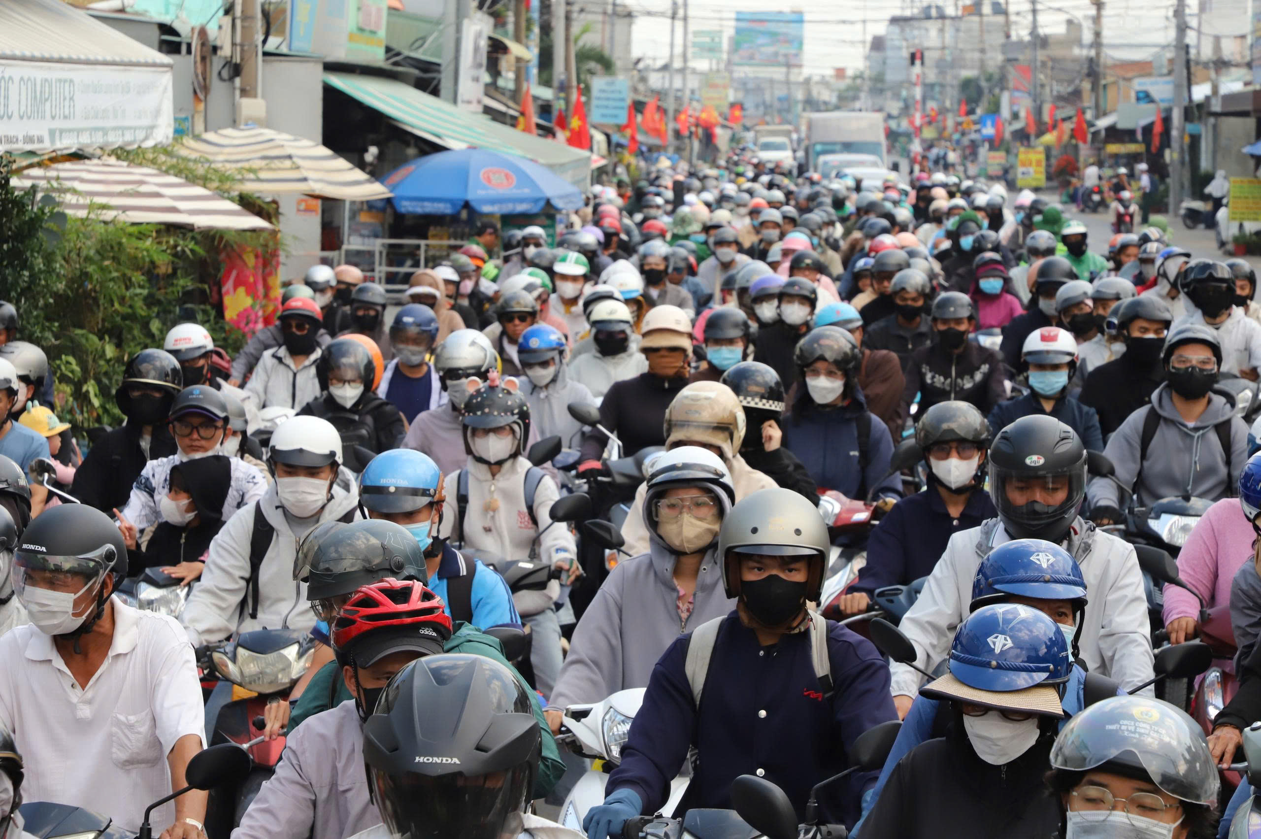 Dòng người hối hả trở lại TP Hồ Chí Minh sau kỳ nghỉ lễ 2 9