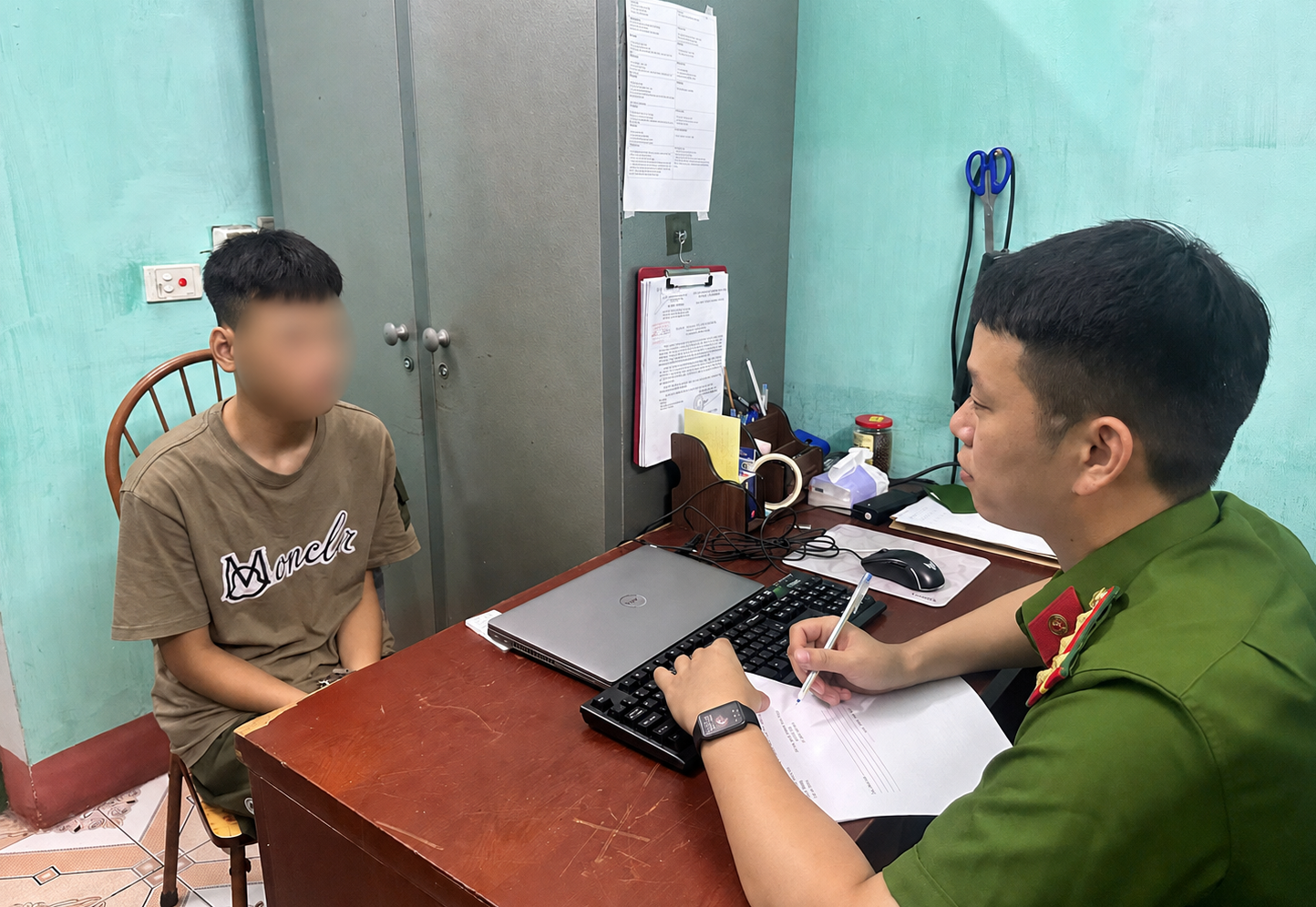 Bắt giữ 2 thiếu niên mua bán trái phép chất ma túy