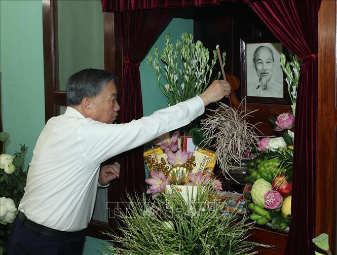 Tổng Bí thư, Chủ tịch nước Tô Lâm dâng hương tưởng nhớ Chủ tịch Hồ Chí Minh