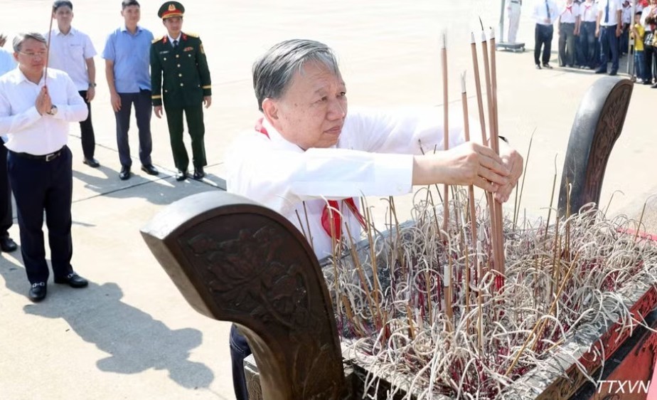 Tổng Bí thư, Chủ tịch nước Tô Lâm dâng hương tưởng nhớ Chủ tịch Hồ Chí Minh tại Hà Nội