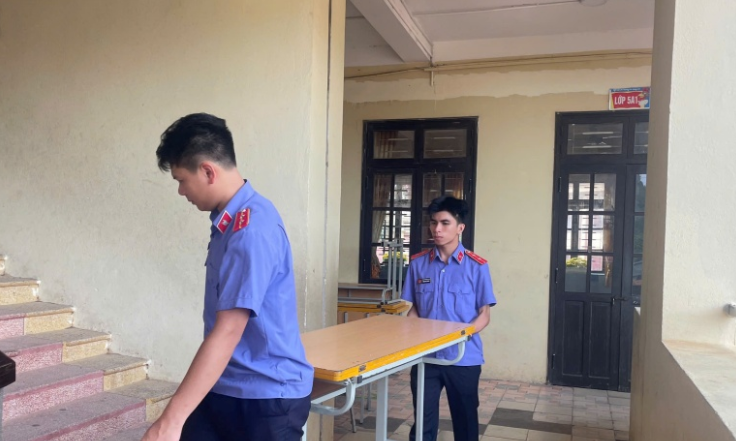 Viện kiểm sát hỗ trợ Trường Tiểu học Na Sầm khắc phục hậu quả cơn bão số 4