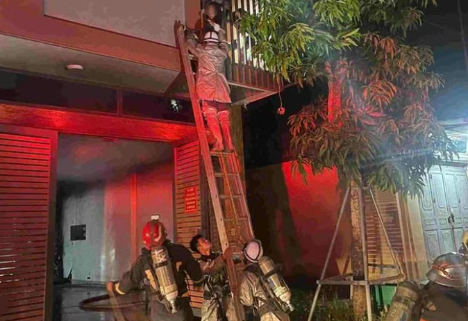 Phá chuồng cọp, giải cứu 2 người mắc kẹt trong đám cháy lúc rạng sáng