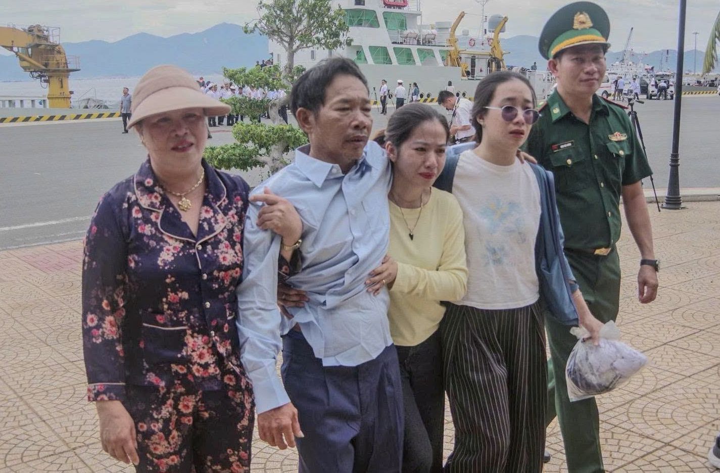 32 ngư dân gặp nạn trên biển trở về đất liền an toàn