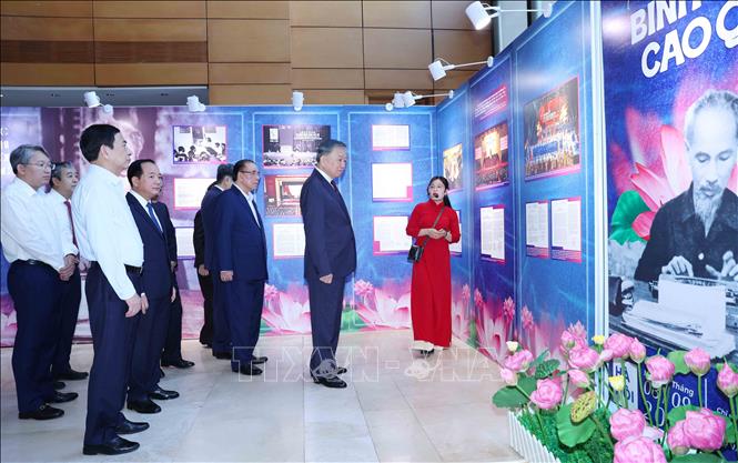 Tổng Bí thư, Chủ tịch nước Tô Lâm cùng lãnh đạo Đảng, Nhà nước tham quan triển lãm Những tấm gương bình dị mà cao quý