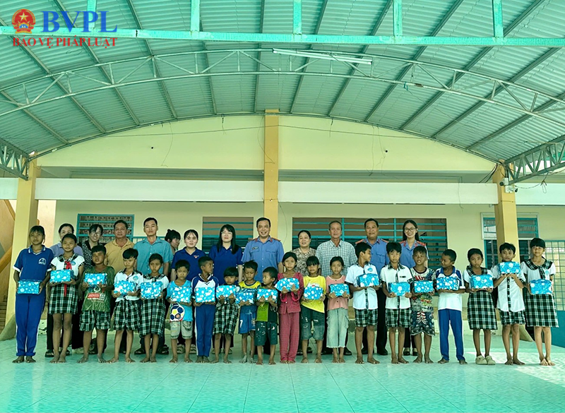 Hành trình vì học sinh vùng biên của VKSND Khu vực 14 An Giang
