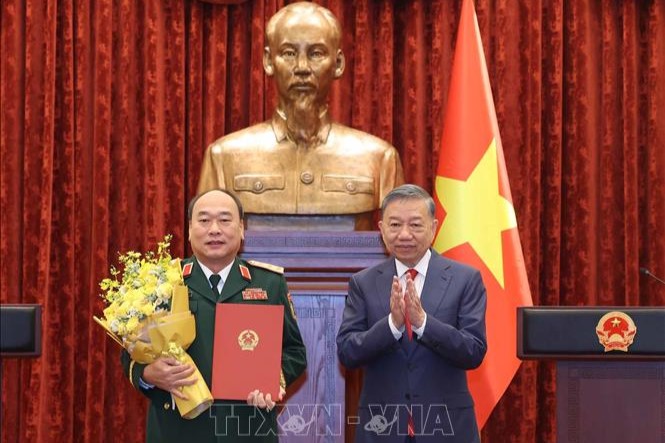 Tổng Bí thư, Chủ tịch nước Tô Lâm trao Quyết định thăng quân hàm Thượng tướng cho đồng chí Lê Quang Đạo