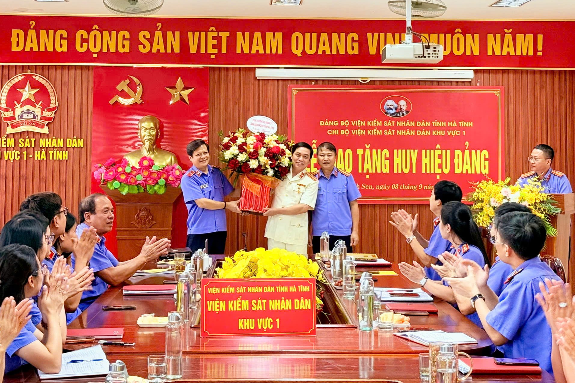 Tổ chức trao tặng Huy hiệu 35 năm tuổi Đảng