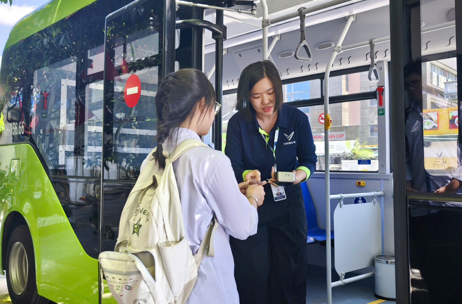 Quảng Ninh vận hành 50 xe buýt điện miễn phí đưa đón học sinh
