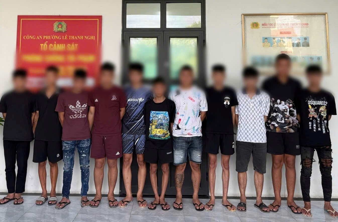 Khởi tố 12 thanh, thiếu niên mang hung khí, rượt đuổi nhau trên đường