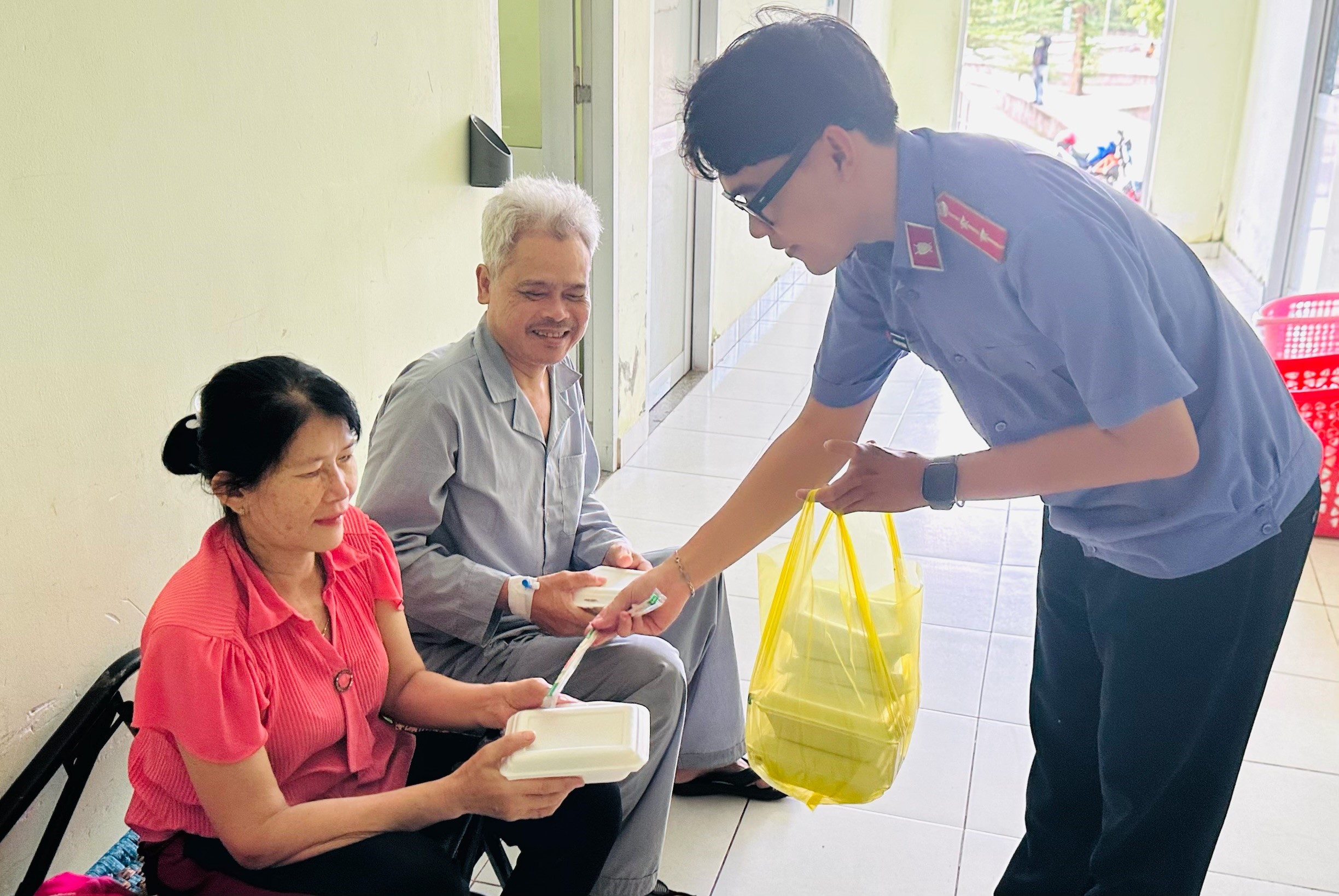 VKSND khu vực 4, TP Cần Thơ trao 100 suất ăn yêu thương