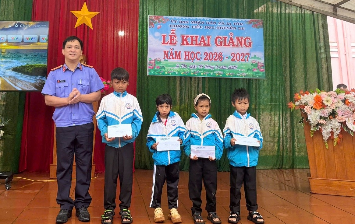 Viện kiểm sát chung tay tiếp sức cho học sinh nghèo trong năm học mới