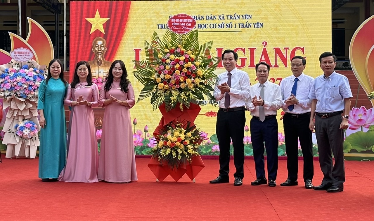 Viện trưởng VKSND tỉnh Lào Cai dự Lễ khai giảng tại Trường THCS số 1 Trấn Yên