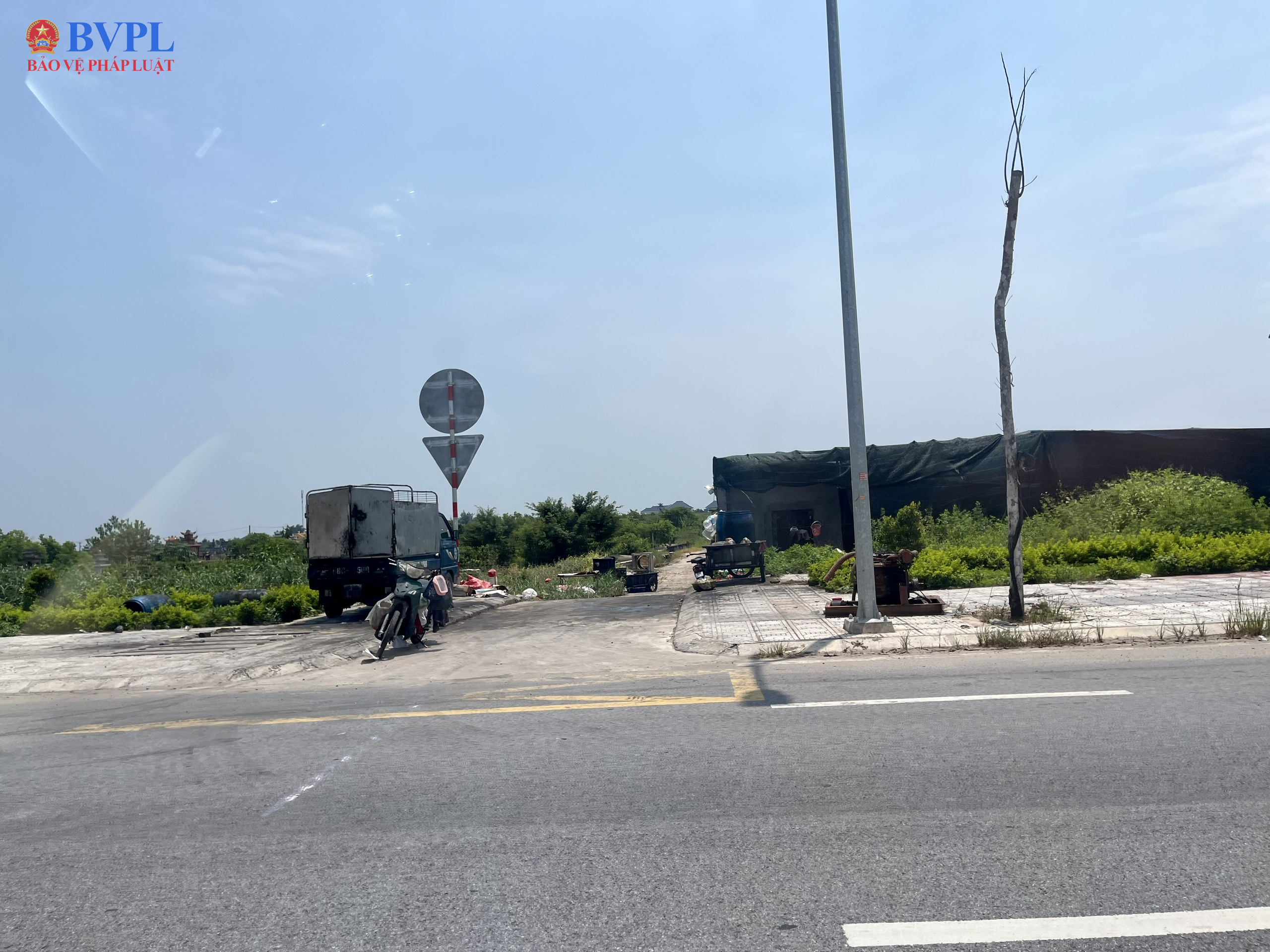 Buộc tháo dỡ “trại gà bí ẩn” sau phản ánh của Báo Bảo vệ pháp luật