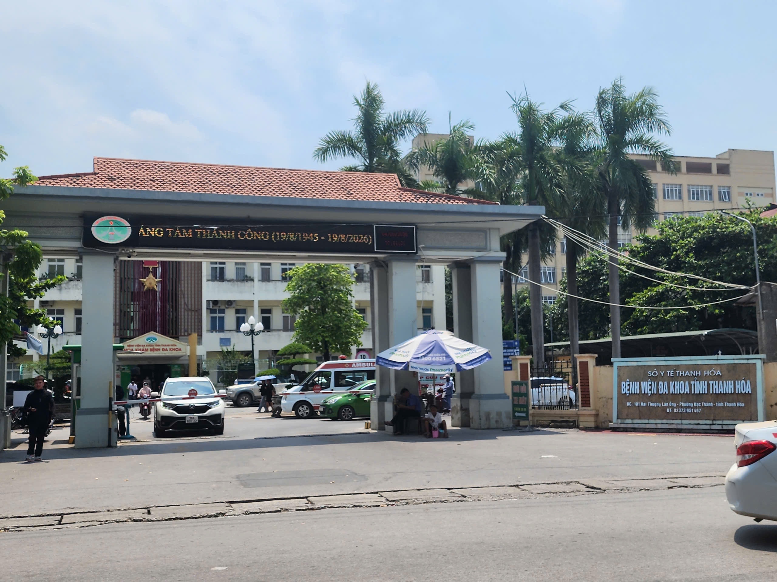 Vụ vận chuyển người bệnh nặng từ bệnh viện về nhà Công an triệu tập 3 đối tượng