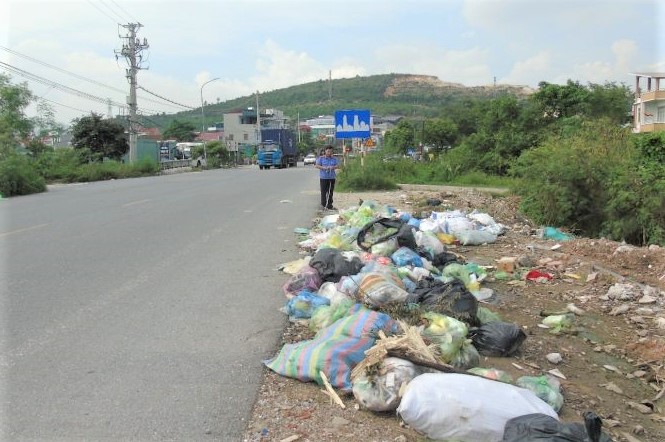 Phát hiện, kiến nghị xử lý bãi rác lấn chiếm hành lang giao thông