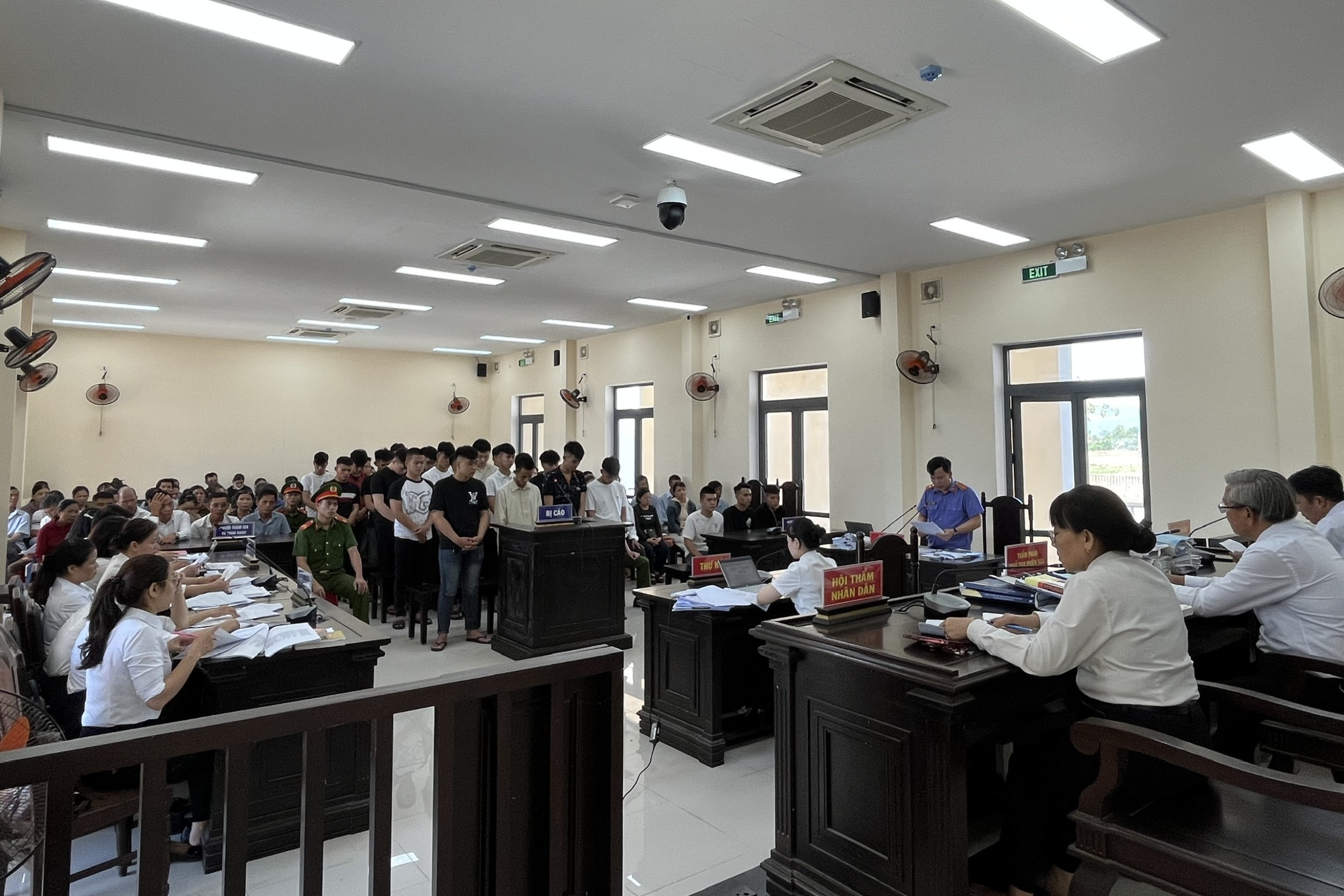 Xét xử nhóm 26 thanh thiếu niên gây rối trật tự công cộng