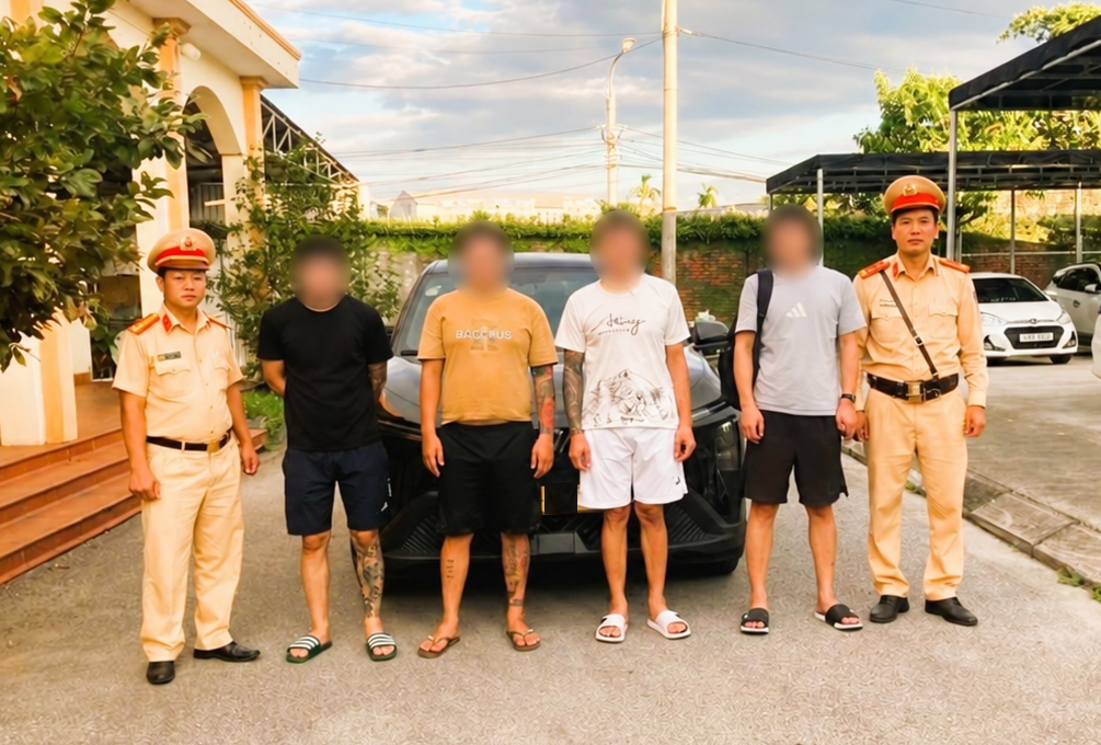 Phát hiện taxi chở người nước ngoài nghi nhập cảnh trái phép