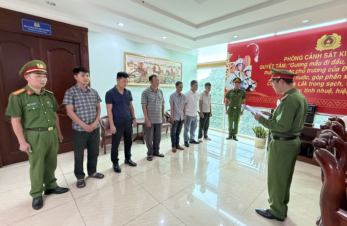 Khởi tố 9 cán bộ bảo vệ rừng nhận hối lộ, để gỗ lậu lọt qua chốt