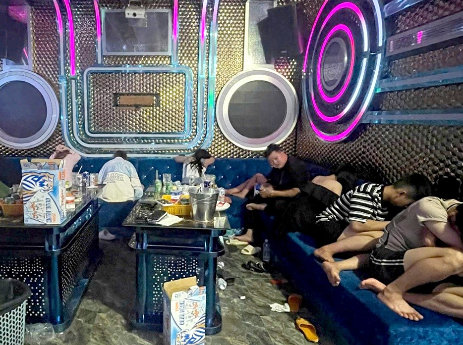 Bắt giữ nhóm thanh niên tổ chức “bay lắc” ma túy trong quán karaoke