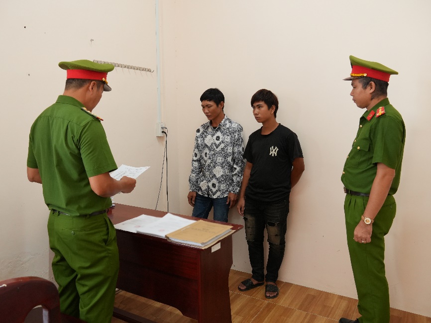 Khởi tố hai cha con “cắt trộm dây điện chiếu sáng”