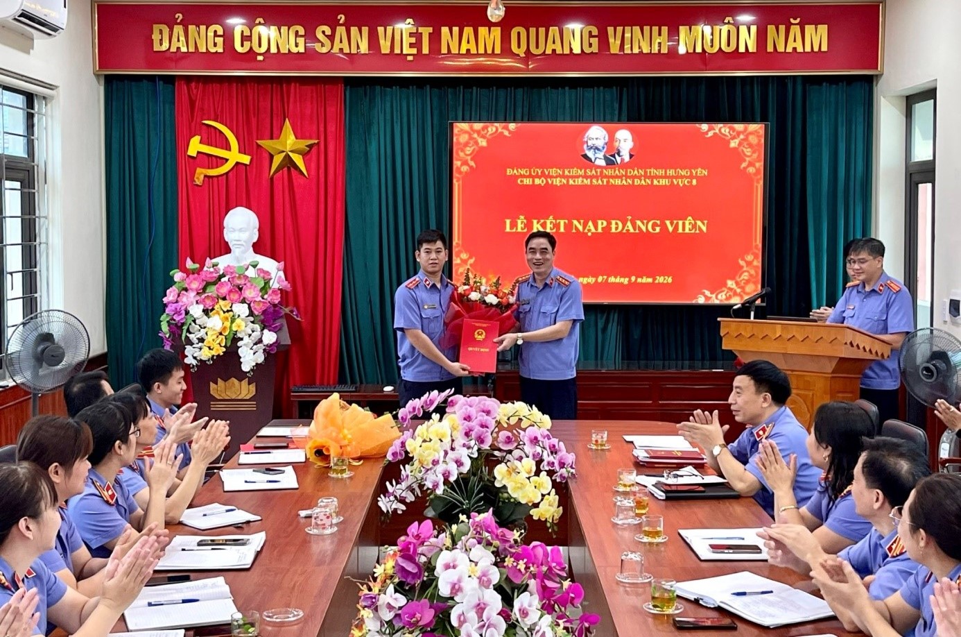 Chi bộ VKSND khu vực 8, tỉnh Hưng Yên kết nạp đảng viên mới