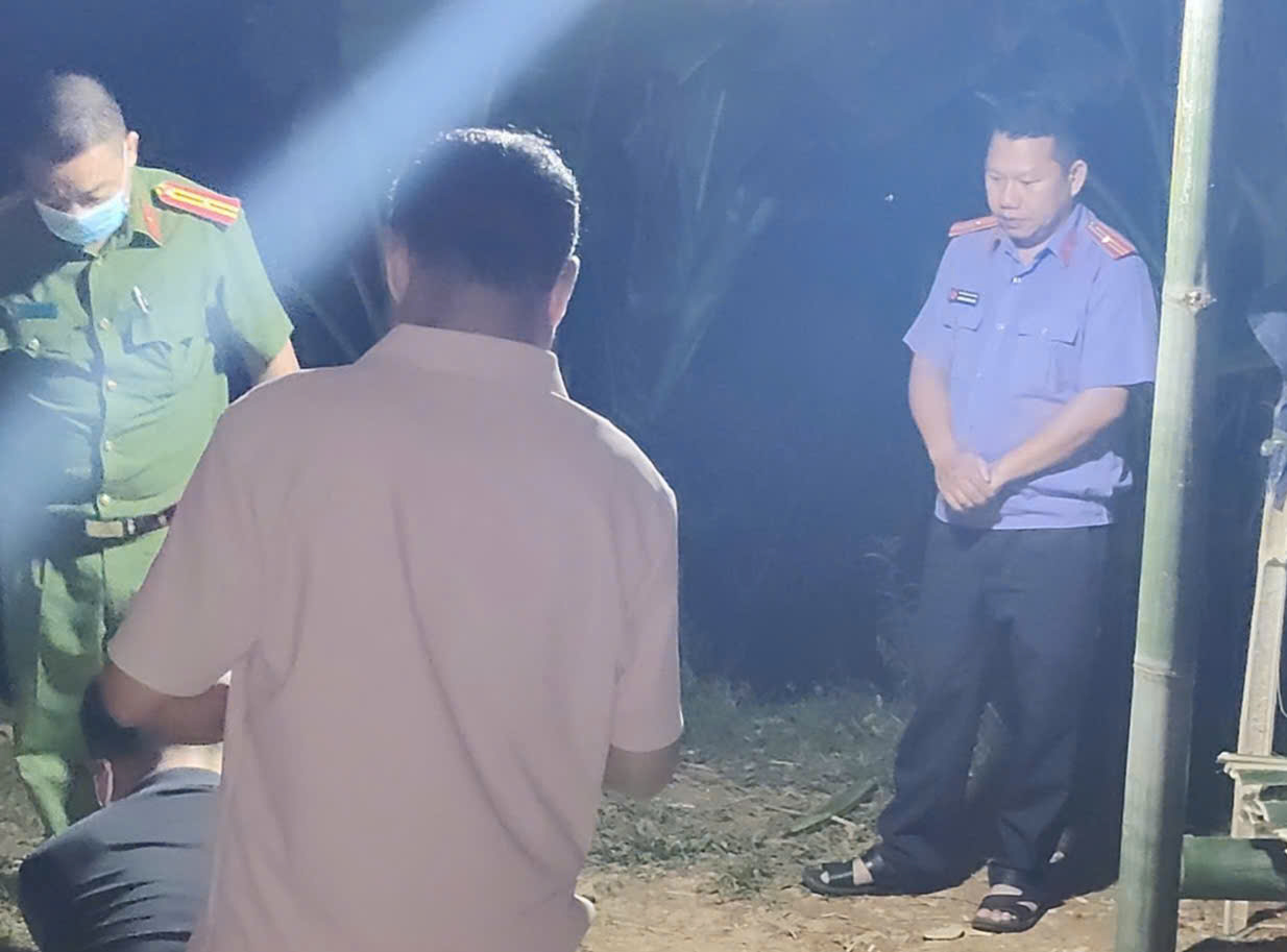 Hai mẹ con tử vong, một cháu bé nguy kịch sau khi uống nước màu xanh
