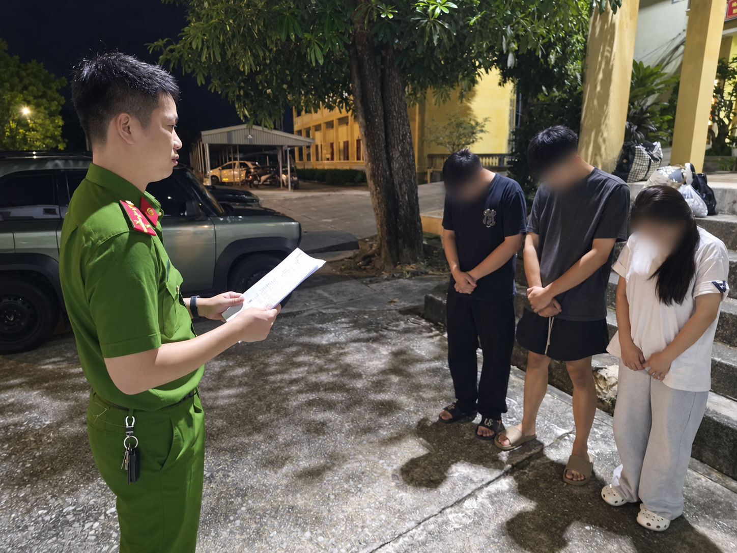 Bắt 3 đối tượng mua bán tinh dầu nghi chứa chất ma túy