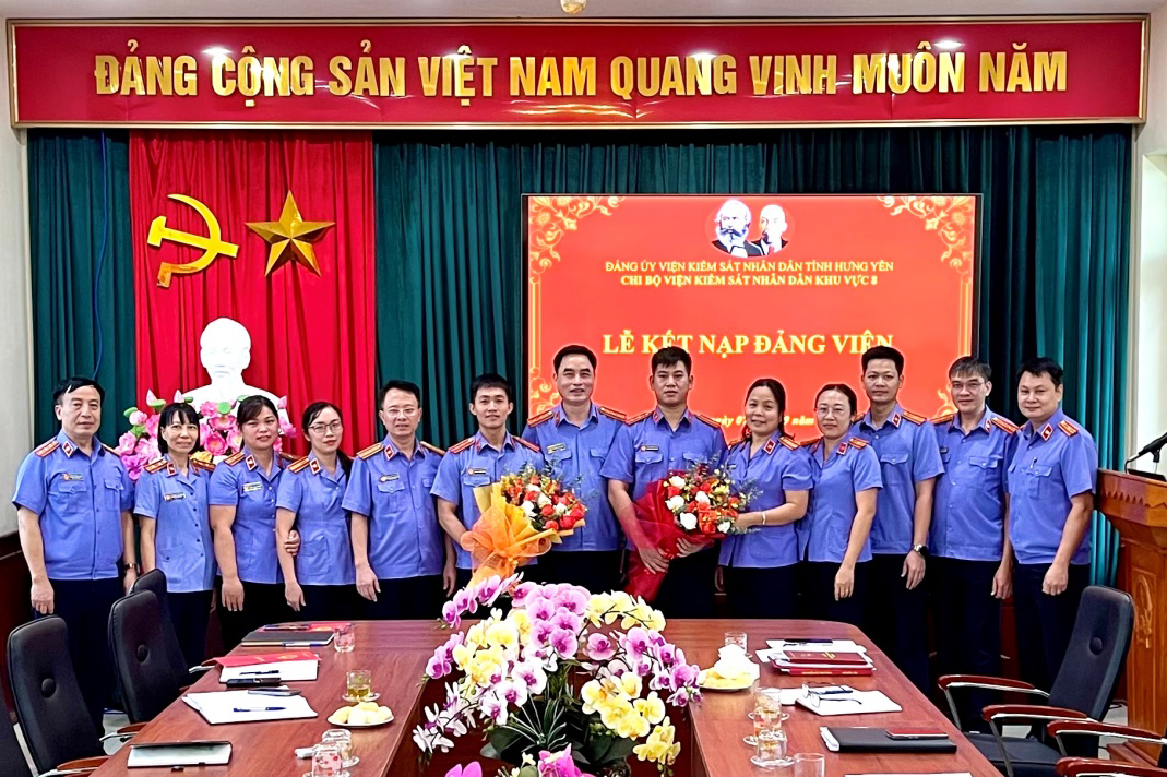 Chi bộ VKSND khu vực 8, tỉnh Hưng Yên tổ chức Lễ kết nạp đảng viên mới