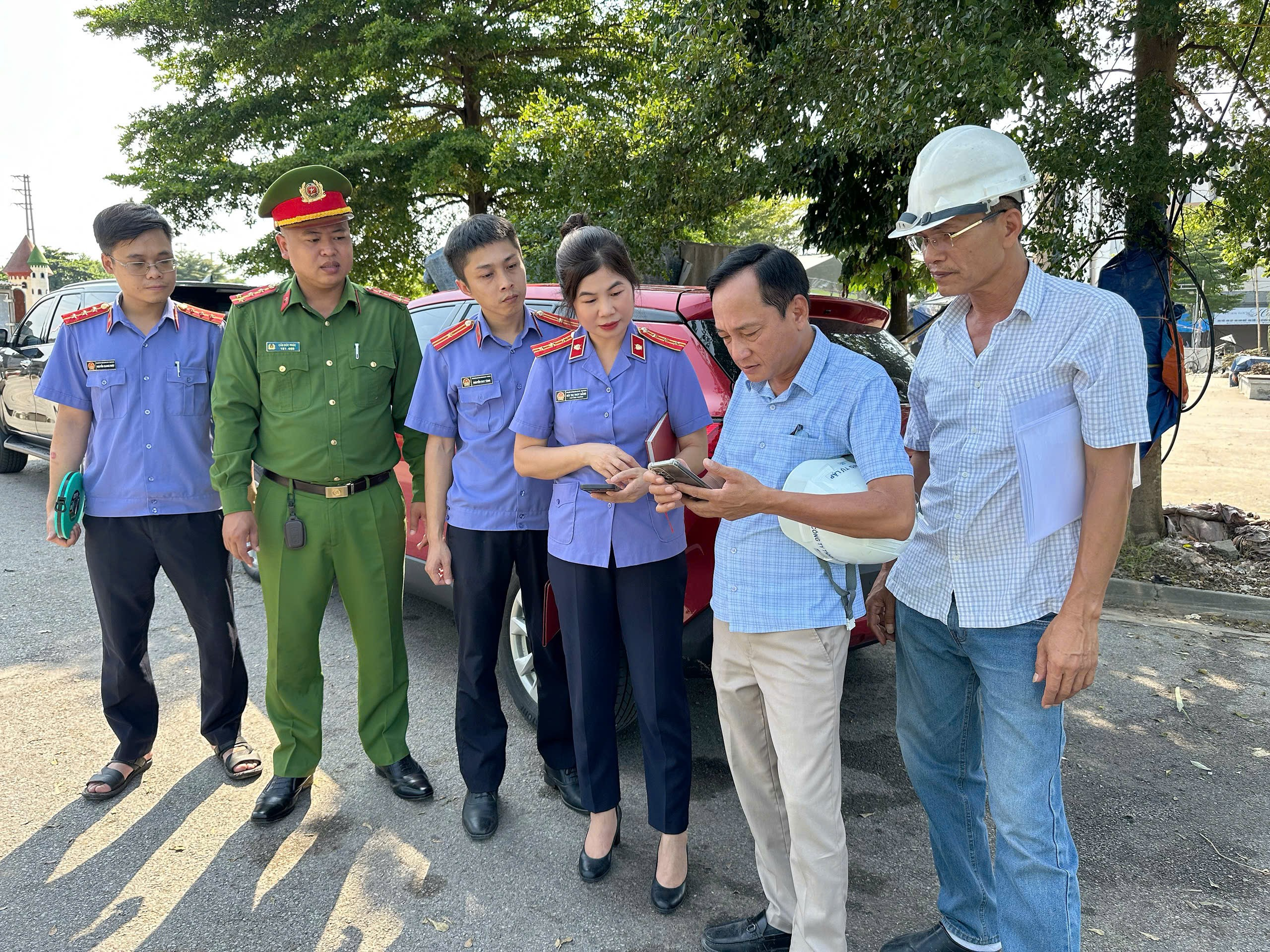 Tháo dỡ hàng rào, trả lại lòng đường sau kiến nghị của Viện kiểm sát
