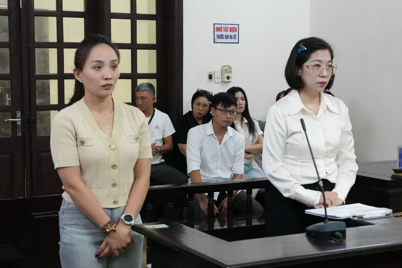 Hai phụ nữ lĩnh án sau vụ “tranh chấp khoảng không” trên phố Trần Khát Chân
