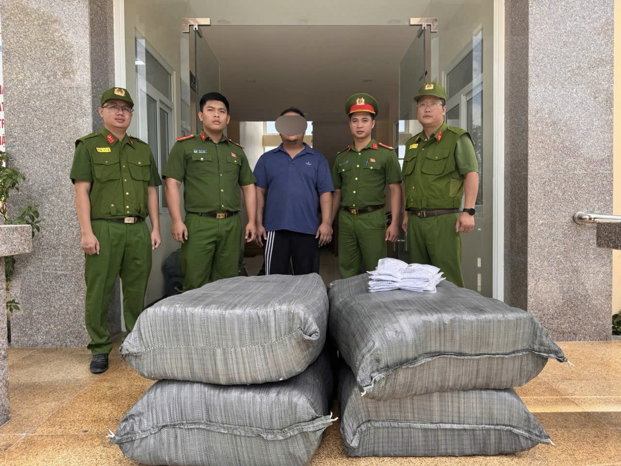 Phát hiện khoảng 1 000 bộ quần áo trẻ em không rõ nguồn gốc, xuất xứ