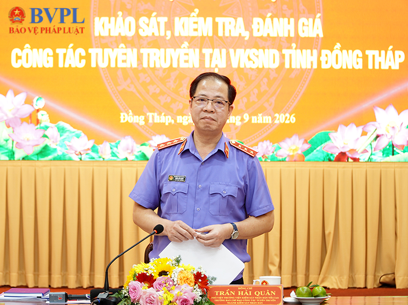 Phó Viện trưởng Trần Hải Quân kiểm tra công tác tuyên truyền tại VKSND tỉnh Đồng Tháp