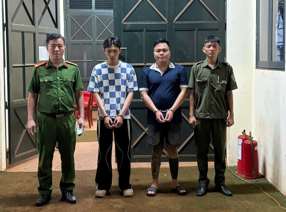 Bắt giữ 2 đối tượng “gây rối trật tự công cộng” vô cớ chém người