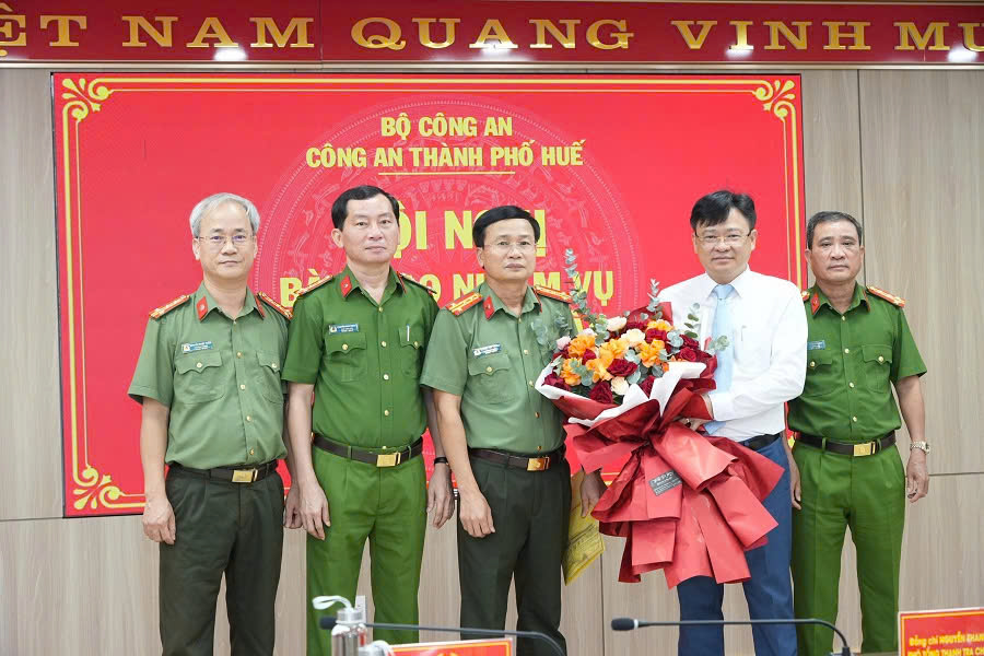 Bàn giao nhiệm vụ Giám đốc Công an TP Huế