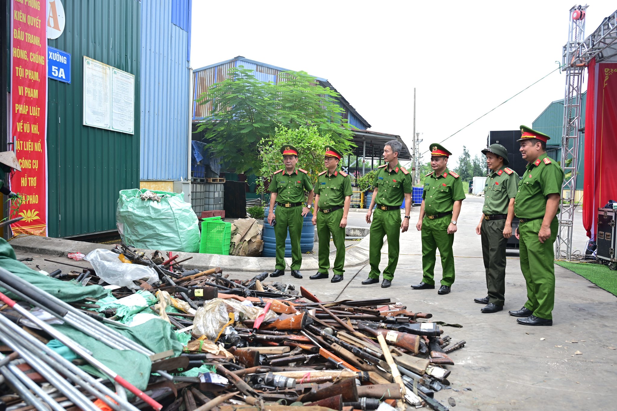 Tiêu hủy hàng nghìn vũ khí, công cụ hỗ trợ và pháo