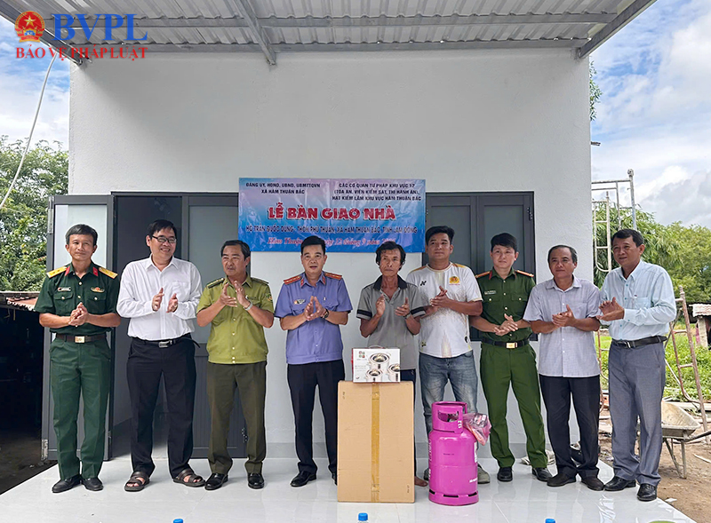 VKSND khu vực 12, tỉnh Lâm Đồng phối hợp bàn giao nhà cho hộ nghèo tại xã Hàm Thuận Bắc