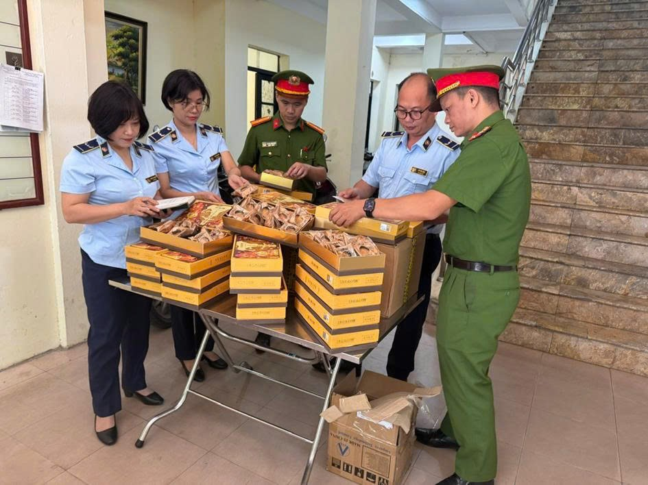 Phát hiện, xử lý hàng trăm bánh trung thu không rõ nguồn gốc, xuất xứ
