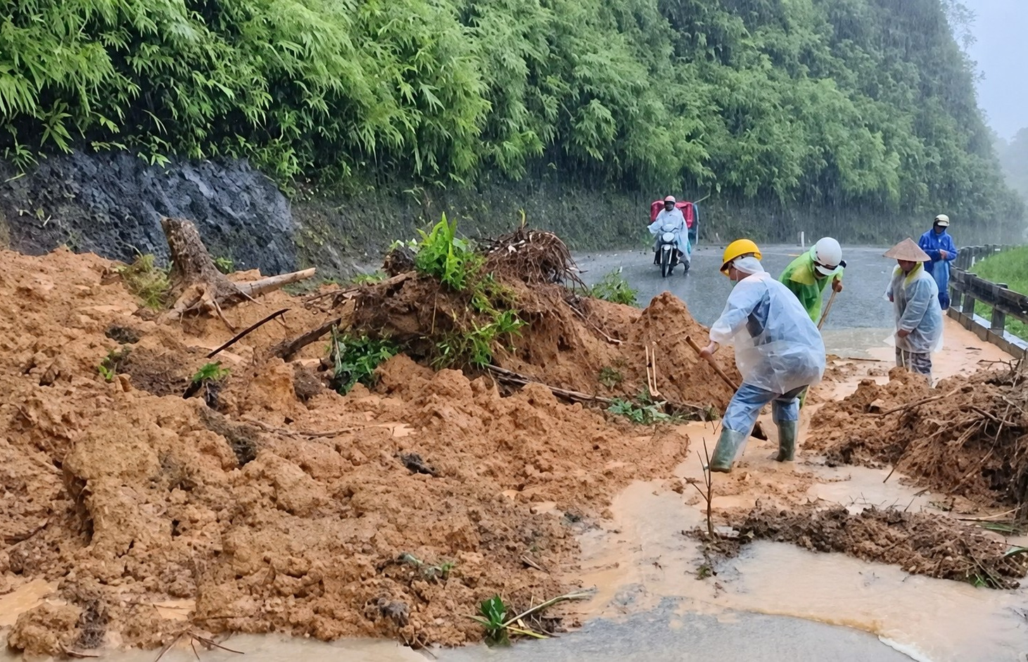 Mưa lớn gây sạt lở, tàu hàng chở 247 tấn dầu mắc cạn tại Huế