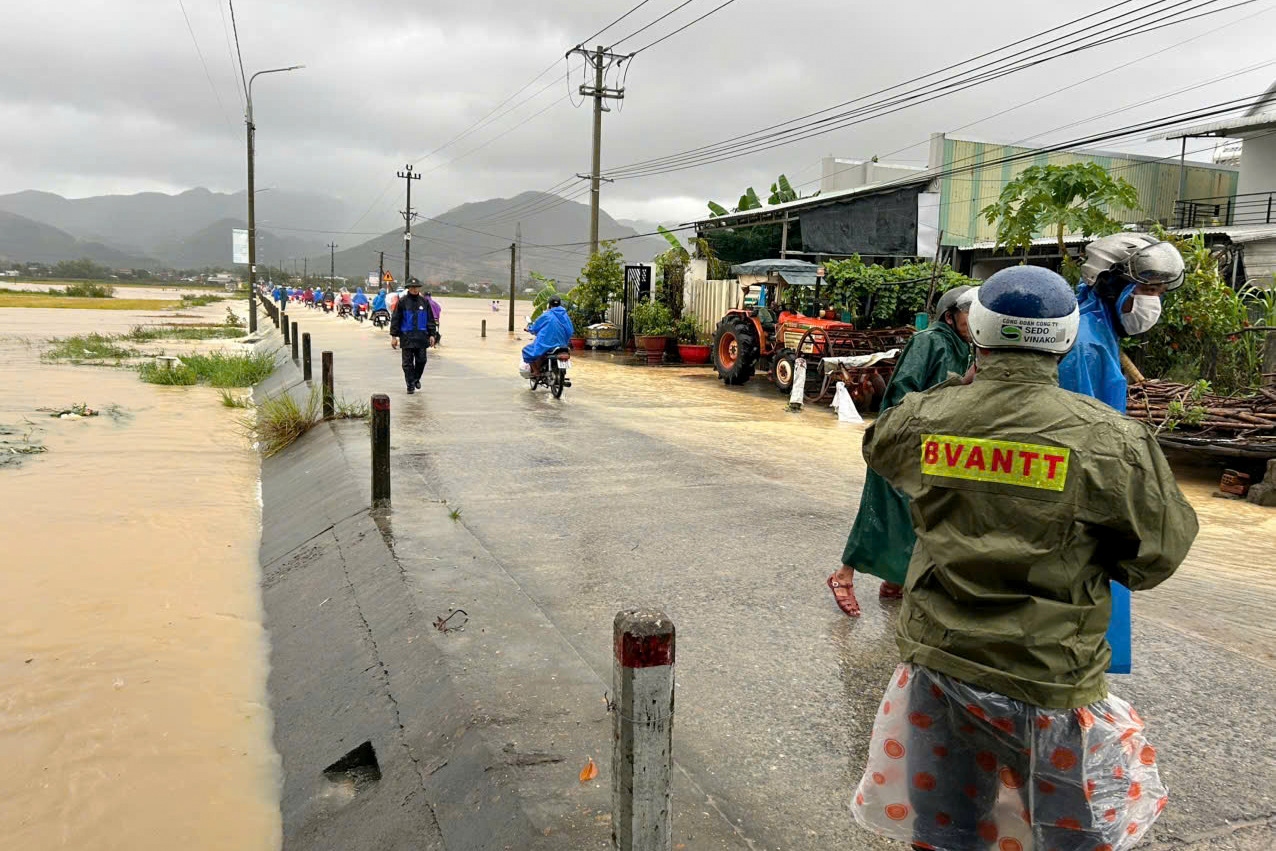 Áp thấp nhiệt đới gây mưa lớn tại miền Trung, khẩn trương ứng phó nguy cơ ngập lụt, sạt lở