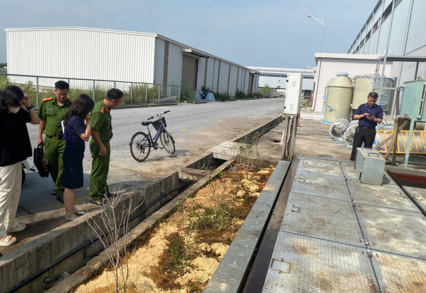 Khắc phục sự cố dầu làm mát chảy tràn tại KCN Bắc Tiền Phong