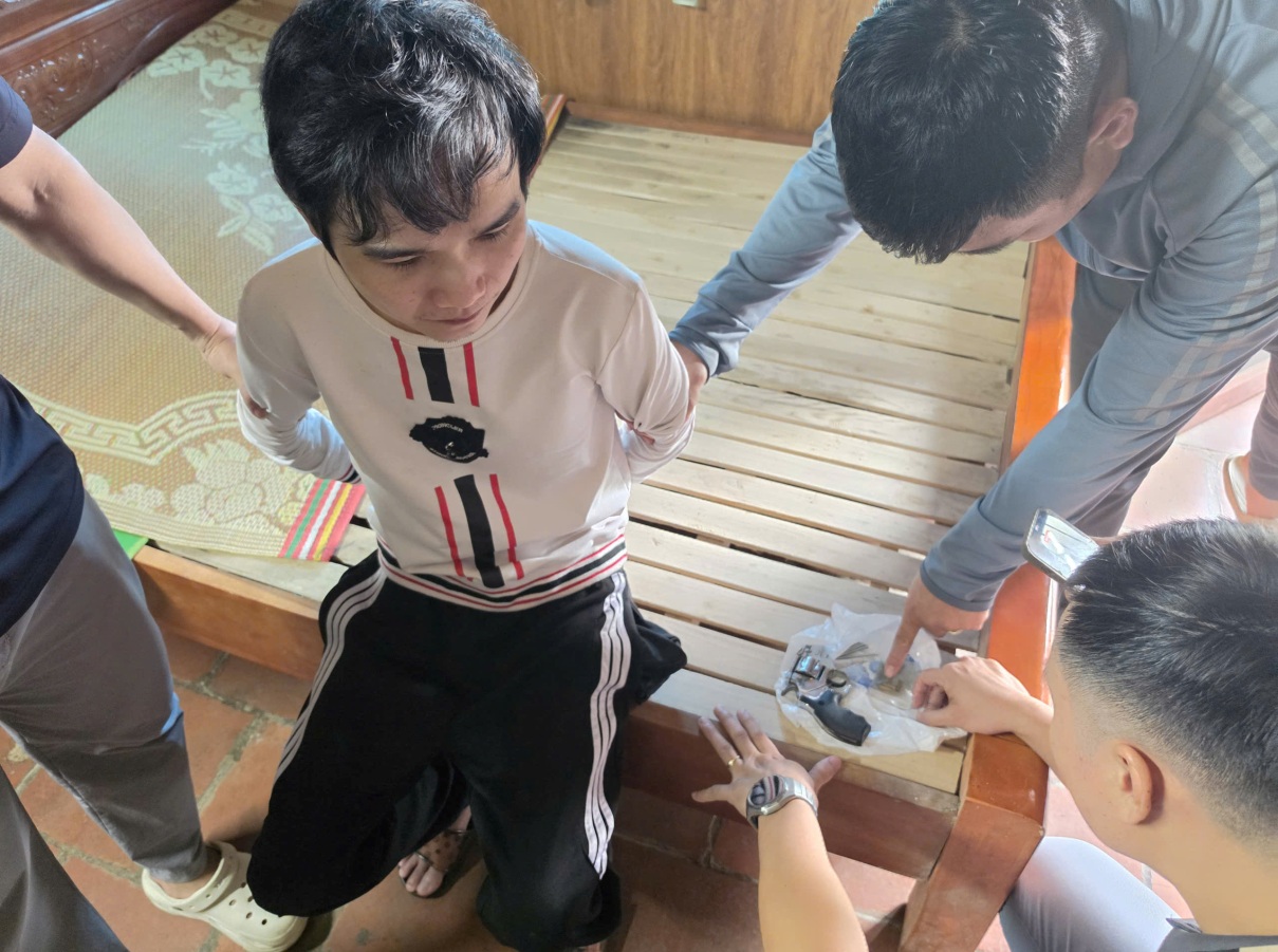 Phê chuẩn khởi tố, bắt tạm giam đối tượng tàng trữ trái phép vũ khí quân dụng