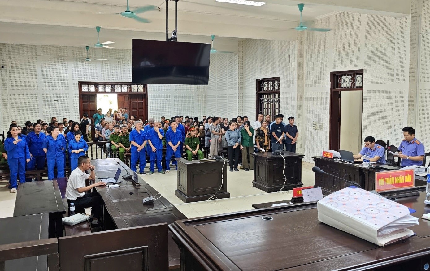 Xét xử nhóm bị cáo đánh bạc trên tàu cá ở Vịnh Hạ Long