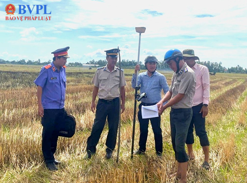 Kiểm sát cưỡng chế giao 3 phần đất cho 12 người được thi hành án