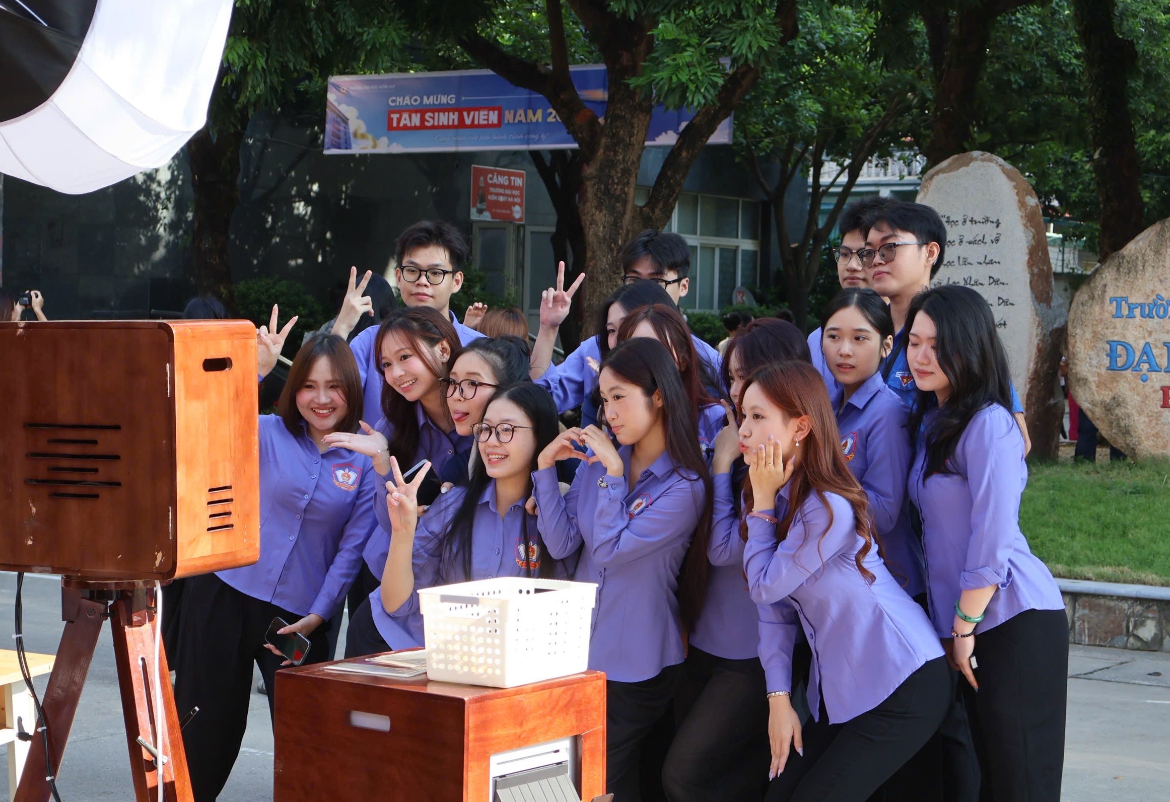 Rực rỡ sắc màu ngày hội nhập học của tân sinh viên Trường Đại học Kiểm sát