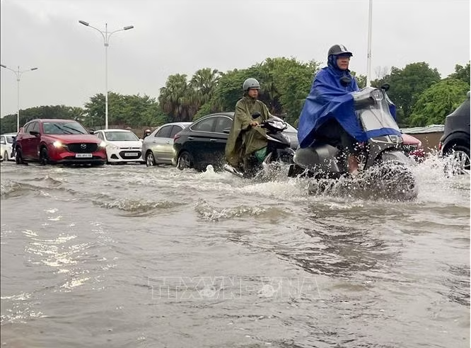 Hà Nội Nhiều tuyến đường tiếp tục ngập, ùn tắc giao thông giờ cao điểm