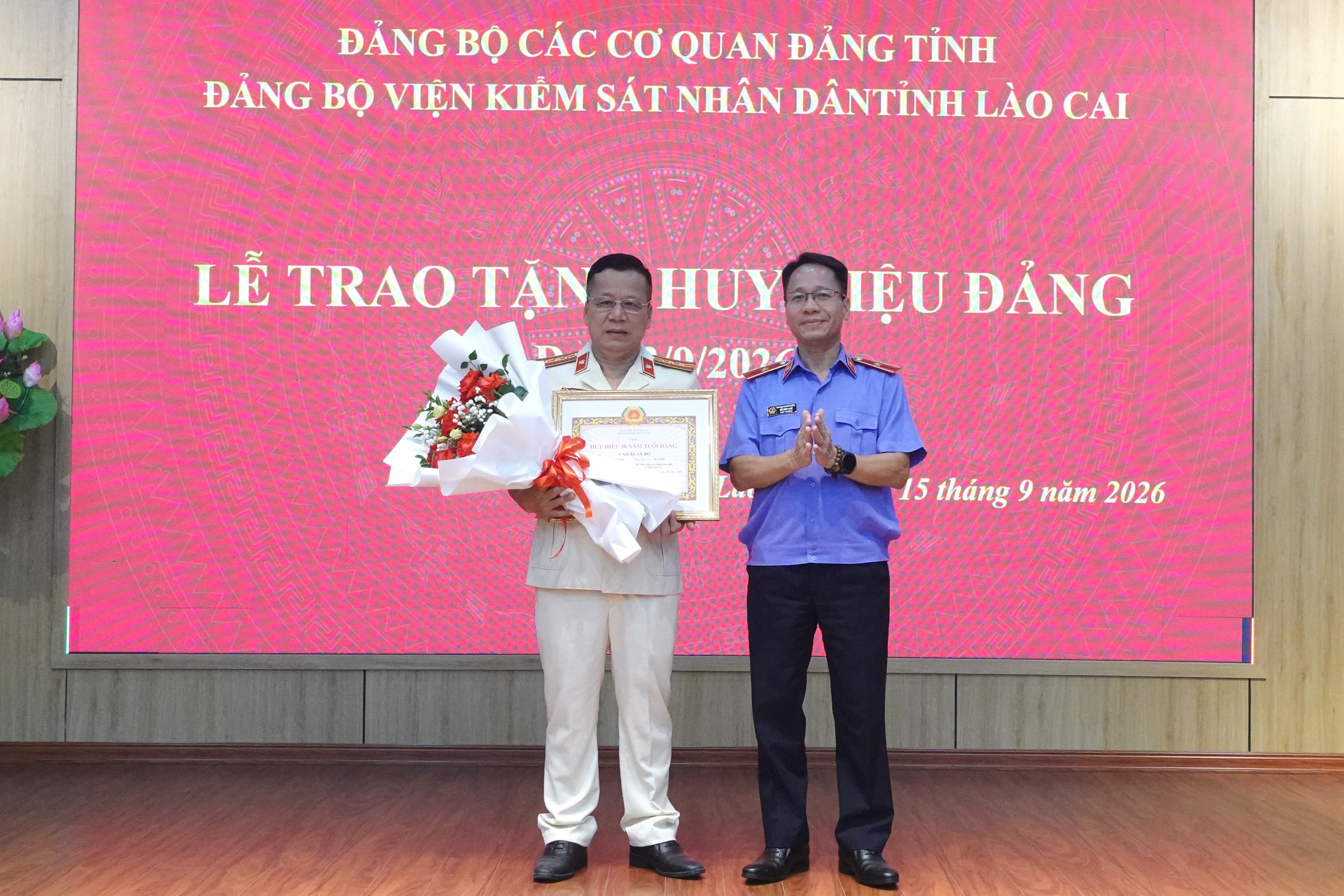 Đảng bộ VKSND tỉnh Lào Cai trao tặng Huy hiệu 30 năm tuổi Đảng cho đảng viên