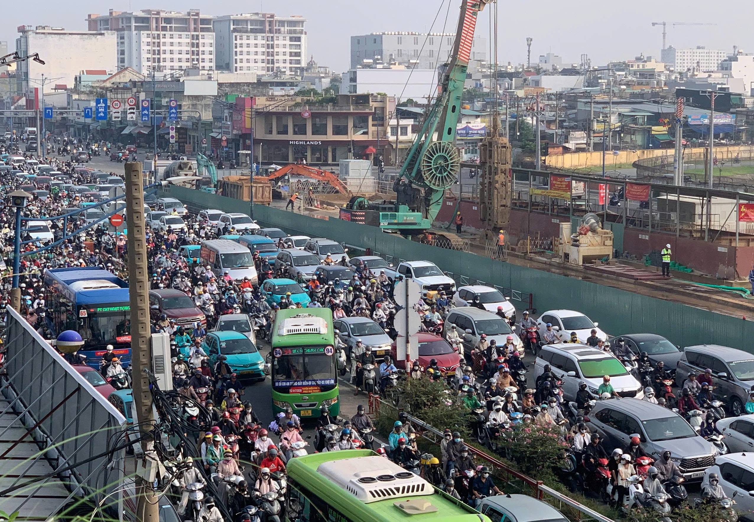 Cửa ngõ vào trung tâm TP Hồ Chí Minh ùn tắc kéo dài vì thi công ga ngầm metro