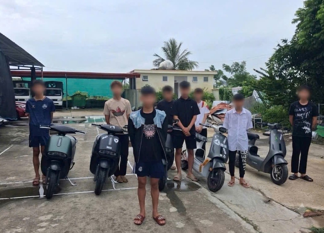 Triệu tập 9 thanh thiếu niên dàn hàng ngang, lạng lách trên đường