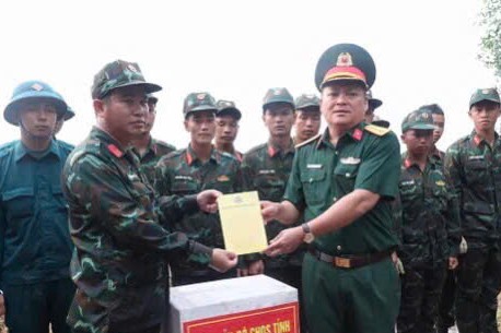 Chỉ huy trưởng Bộ Chỉ huy Quân sự tỉnh động viên cán bộ, chiến sĩ giúp dân cứu lúa chạy lũ