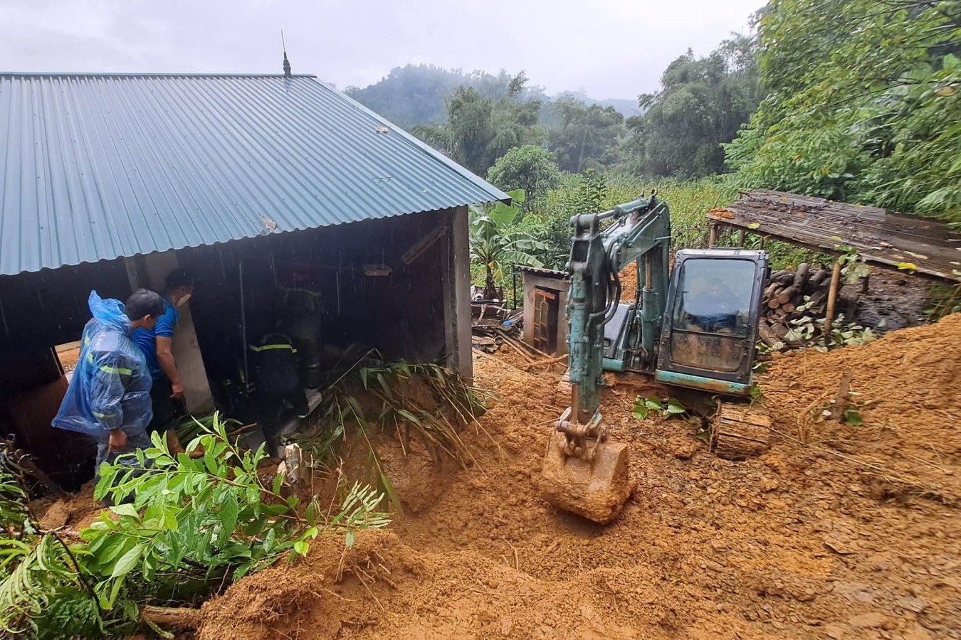 Kiểm sát khám nghiệm hiện trường vụ sạt lở khiến 3 người tử vong ở Phú Thọ